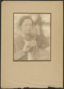 [Portret van een vrouw met vogelnest en tak]. door Louis Fleckenstein