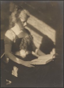 [Portret van een vrouw met boek].