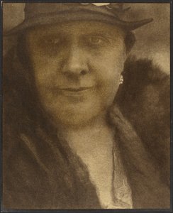 [Portret van een vrouw met diamanten oorbel]. door Louis Fleckenstein