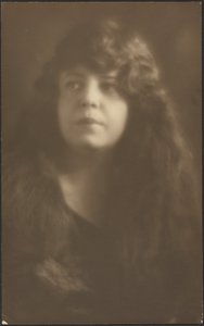 [Portret van een vrouw met loshangend haar] door Louis Fleckenstein