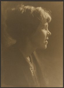 [Portret van een vrouw met loshangend haar].