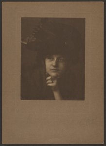 [Portret van een vrouw met een grote hoed en een bril] door Louis Fleckenstein