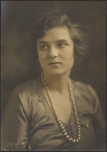 [Portret van een vrouw met grote parels].
