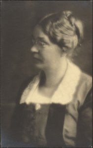 Portret van een vrouw met een open boek (bijgesneden)
