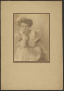 [Portret van een vrouw met een pompadour] door Louis Fleckenstein