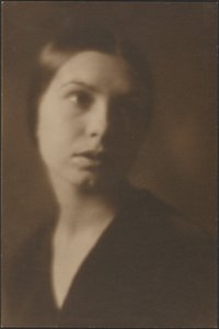 [Portret van een vrouw met het hoofd schuin] door Louis Fleckenstein