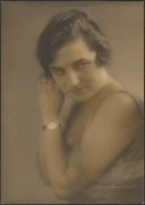 [Portret van een vrouw met een horloge] door Louis Fleckenstein