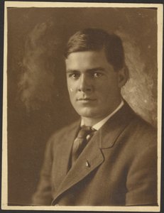 [Portret van een jonge man met reversspeld]. door Louis Fleckenstein