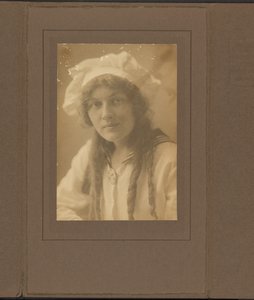 [Portret van een jonge vrouw in een matrozenpakje]. door Louis Fleckenstein