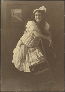 [Portret van een jonge vrouw met stoel]. door Louis Fleckenstein