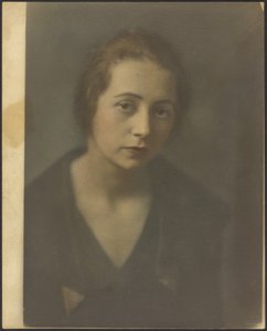 [Portret van een jonge vrouw met gekruiste armen]. door Louis Fleckenstein