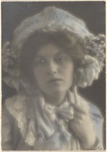 [Portret van een jonge vrouw met mooie hoed].
