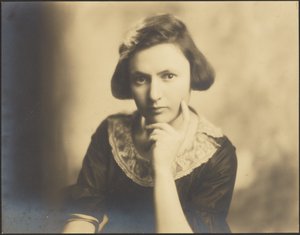 [Portret van een jonge vrouw met kanten kraag]. door Louis Fleckenstein