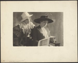 [Portret van twee vrouwen met boek].