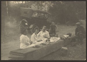 [Picknickscène langs de weg]