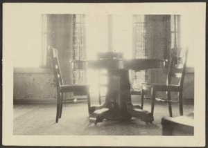 [Tafel en stoelen]. door Louis Fleckenstein