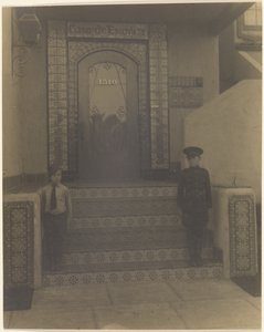 [Twee jongens voor Fleckensteins studio in Long Beach, CA]. door Louis Fleckenstein