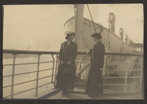 [Twee vrouwen bij een pier]. door Louis Fleckenstein