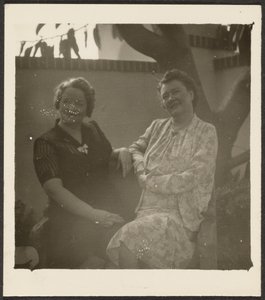 [Twee vrouwen in de tuin]. door Louis Fleckenstein