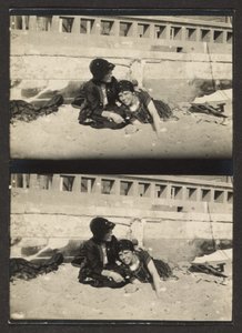 [Twee vrouwen op strand, opnieuw gefotografeerd] door Louis Fleckenstein