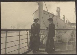 [Twee vrouwen op een pier]. door Louis Fleckenstein