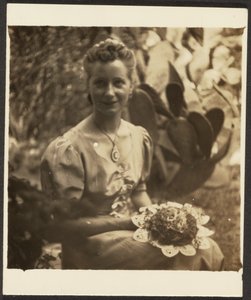 [Vrouw met boeket zittend voor cactus].