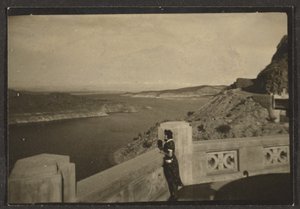 [Vrouw met uitzicht op strand]. door Louis Fleckenstein