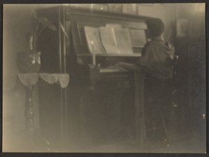 [Vrouw die piano speelt]. door Louis Fleckenstein