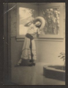 [Vrouw poseert in Mexicaanse outfit].
