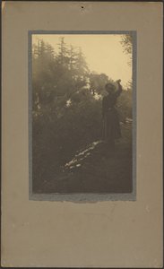 [Vrouw zwaait in het bos]. door Louis Fleckenstein