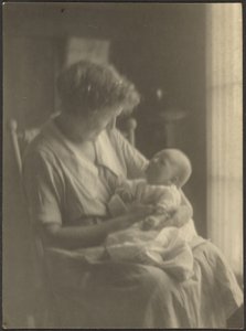 [Vrouw en kind in schommelstoel].