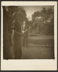 [Vrouw en man in park]. door Louis Fleckenstein