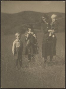 [Vrouw en drie kinderen in het veld] door Louis Fleckenstein