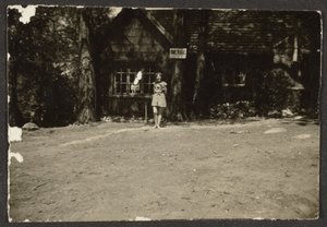 [Vrouw voor hut]. door Louis Fleckenstein