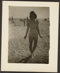 [Vrouw in bikini]. door Louis Fleckenstein