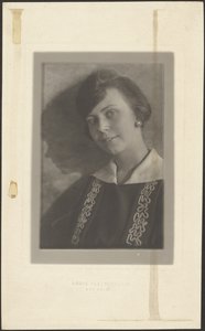 [Vrouw in jurk met golvende biezen].