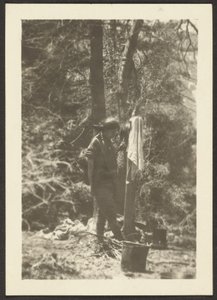 [Vrouw binnen met emmers in bos]. door Louis Fleckenstein