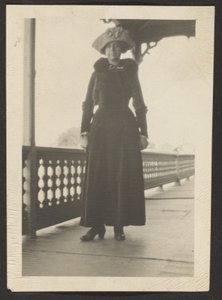 [Vrouw op balkon]