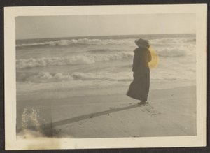 [Vrouw op het strand] door Louis Fleckenstein