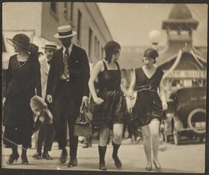 [Vrouwen in klederdracht op straat]. door Louis Fleckenstein