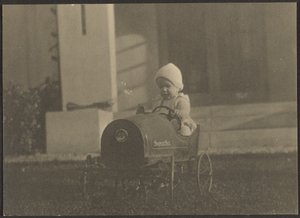 [Jong kind in Super Six auto]. door Louis Fleckenstein