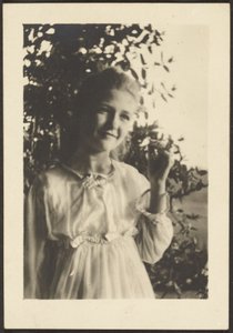 [Jonge vrouw in boom]. door Louis Fleckenstein