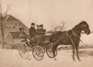 Mannen en vrouwen in een door paarden getrokken koets, 1937 door Louis Guichard
