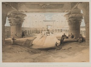 Egypte en Nubië, Deel I: Uitzicht van Onder het Portiek van de Tempel van Edfou, Boven-Egypte, 1847 door Louis Haghe
