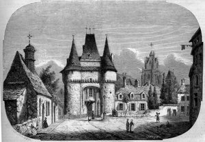 Architectuur: uitzicht op de poort Saint Julien (1460-1483), op de achtergrond, uitzicht op de gotische kerk Notre Dame des Marais (1450-1623). La Ferté-Bernard, Sarthe (72).