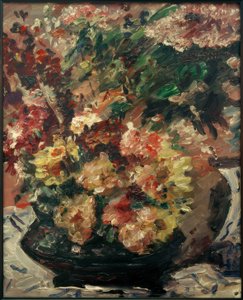 Bloemen in bronzen vaas