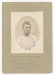 Foto van een vrouw door Lucius Harper