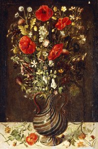 Klaprozen, Boterbloemen, Madeliefjes, Korenbloemen, Distels en andere Wilde Bloemen in een facon de Venise filigrana Glazen Vaas, met Viooltjes, een Klaproos en een Dovenetel op een Stenen Rand