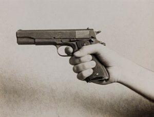 Een hand met een automatisch pistool