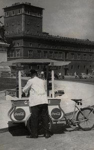 Gelato-venter (ijsverkoper) op Piazza Venezia, Rome